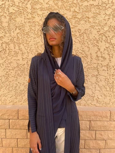 عباية كحلي كريب ناعم نخطط لون ذهبي