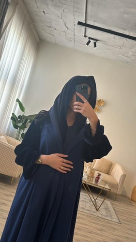 عباية كريب مع اكمام مخمل أسود وكحلي