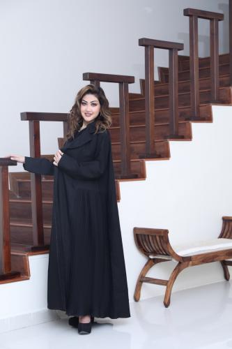 عباية كريب ناعم مع كسرات على الجوانب