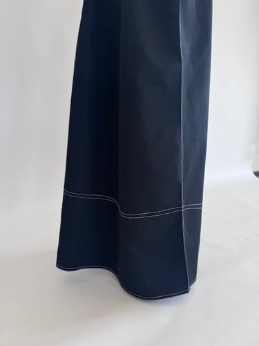 عباية رسمية سوداء خامة كتان ثقيل بخيوط بيضاء