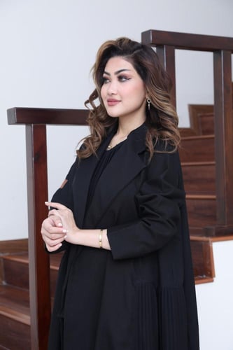 عباية كريب ناعم مع كسرات على الجوانب