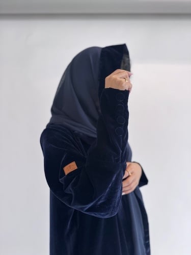 عباية مخمل فاخر بلياقة لون كحلي وأسود