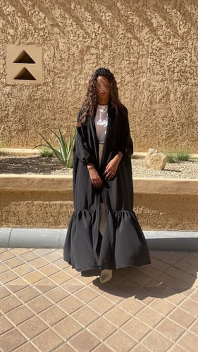 عباية لف خامة جاكار لون اسود