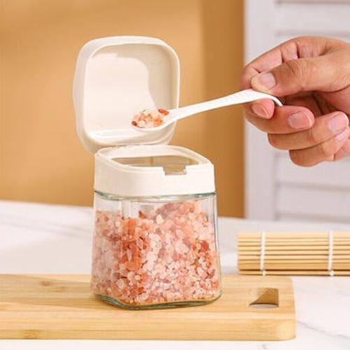 حافظة بهارات زجاج غطاء بلاستيك مع ملعقة بلاستيك