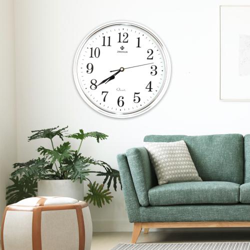 ساعة حائط مدور بلاستيك لون ابيض اطار فضي 27*27