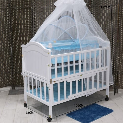 سرير أطفال لحديثي الولادة مصنوع من الخشب ومزود بعج...