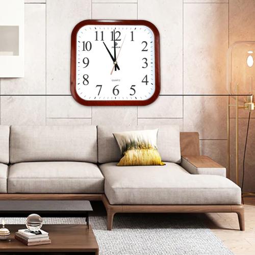 ساعة حائط مربع بلاستيك لون أبيض اطار خشب