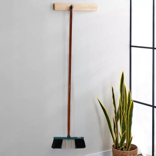 مكنسة ناعم بعصا خشب طويل