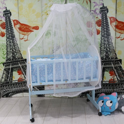 سرير أطفال لحديثي الولادة مصنوع من الخشب ومزود بعج...