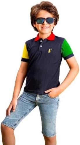تيشرت بولو كحلي بتفاصيل ملونة مع شورت جينز
