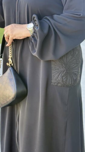 عباية عمليه سوداء بجيوب جانبيه وسحاب