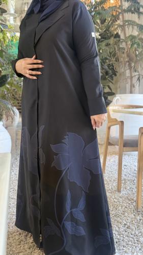 عباية بليزر اسود بطباعة زهرات كحليّة