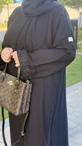 عبايه عملية كريب بكلفة سوداء