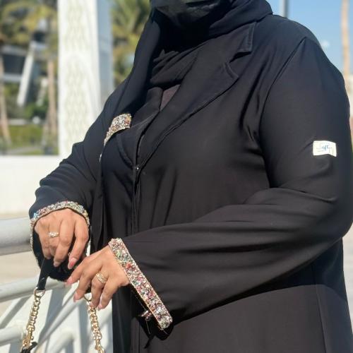 عبايه سوداء مع كلفه احجار ملونة