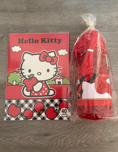 مجموعة هيلو كيتي Hello Kitty الحمراء الأصلية من عام 2014 & 2016 (دفتر عربي ٤٠ ورقة + مطارة بلاستيك بحبال)