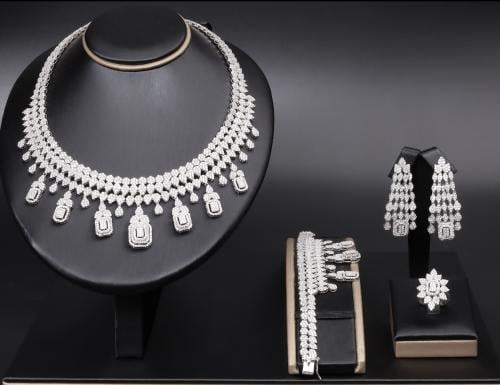 طقم فضة عيار 925 تصميم الألماس