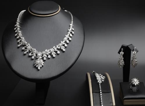 طقم فضة عيار 925 تصميم الألماس مكون من 4 قطع