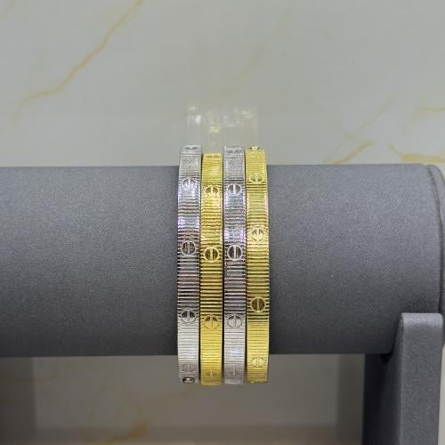 اسوارة واقف فضي وذهبي - المقاس 17 السعر للحبة