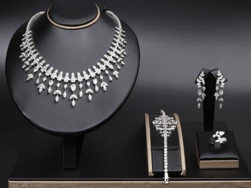 طقم فضة عيار 925 تصميم الألماس