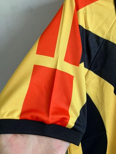 تيشيرت تاريخي من مجموعة باك تو باك