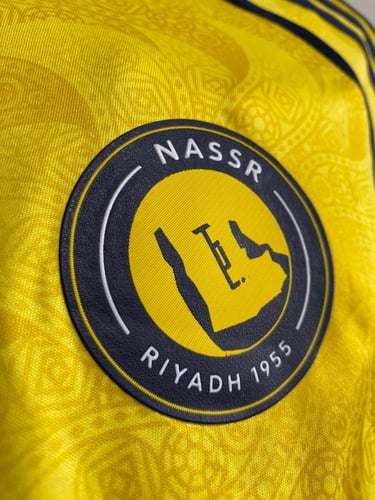 تيشيرت النصر الأساسي فئة الجماهير 2026/2025