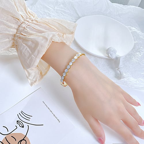 اسوارة الحب ذهبيه من Rony&Qafa