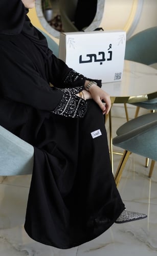 05 عبايه بكمام مُطرزه