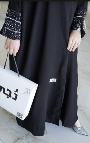 05 عبايه بكمام مُطرزه