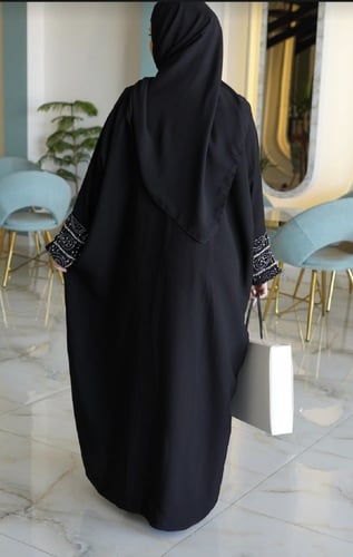 05 عبايه بكمام مُطرزه