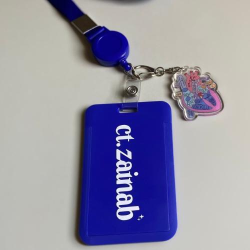 حامل بطاقة مع بروش