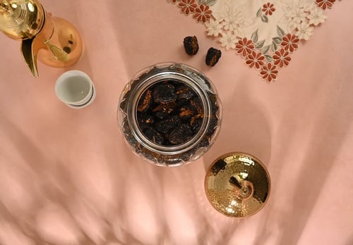 تمر العجوة بحشوة اللوز المحمص و الهيل