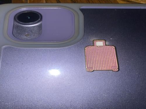 ملصق معدني شنطة سفر وردية