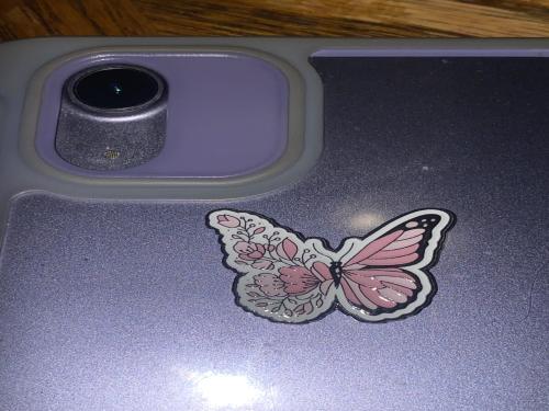 ملصق معدني فراشة وردية