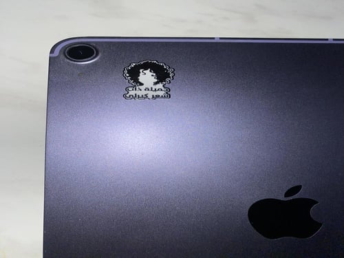 ملصق حديد جميلة ذات شعر كيرلي