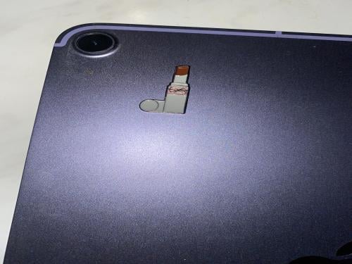 ملصق حديد روج ايف سان لوران