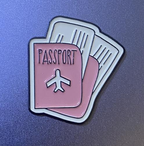 ملصق حديد الجواز الوردي