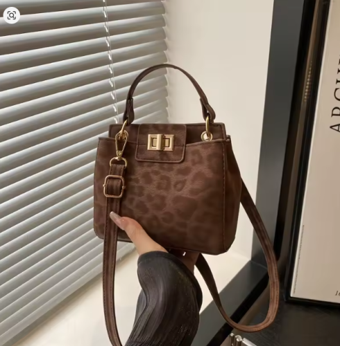 حقيبة كروس أنيقة بطبعة الفهد