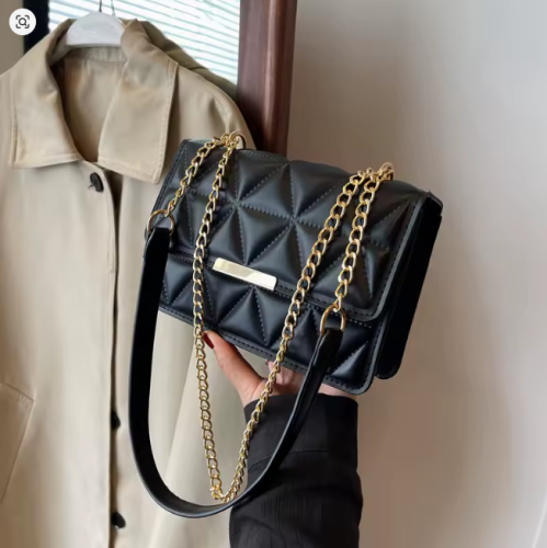 حقيبة يد بحزام ذهبي