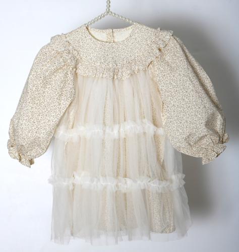 فستان بناتي بيج بطبقات تل وتفاصيل نقوش