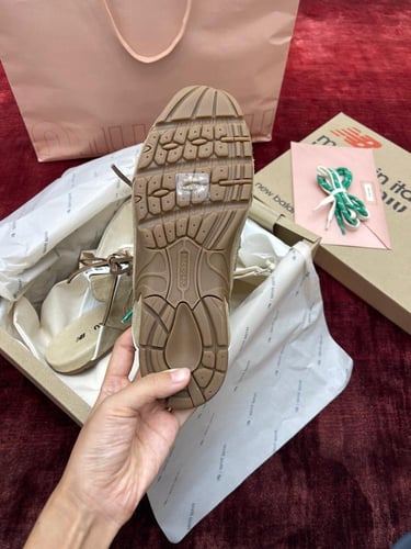 ميو ميو & نيوبالنس