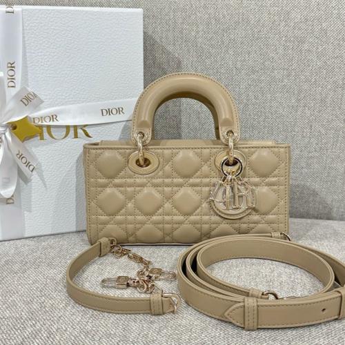 شنطة ديور Lady D-Joy Bag مقاس 22cm