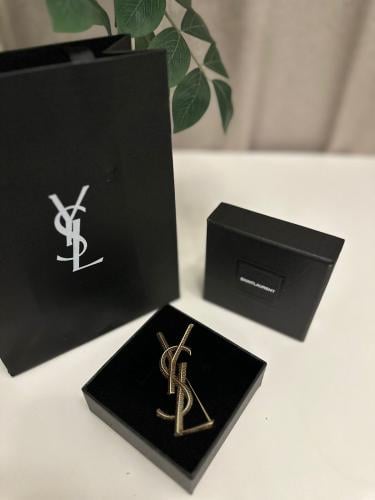 بروش إيف سان لوران