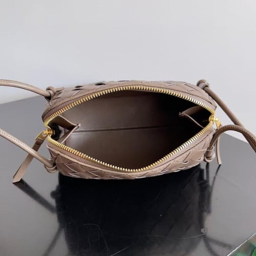 شنطة بوتيغا LNTRECCIATO CONCERT POUCH مقاس 18.5