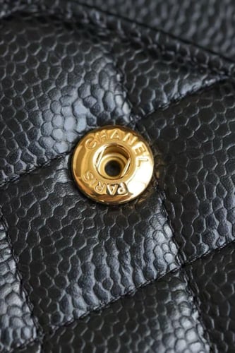 شنطة شانيل الكلاسيك الجلد الكافيار Medium مقاس 25c...