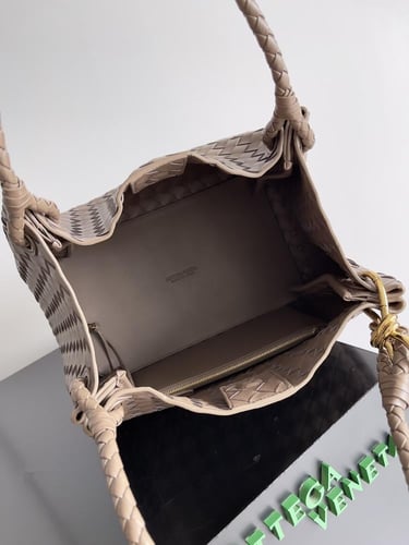 شنطة بوتيغا parachute مقاس 30cm