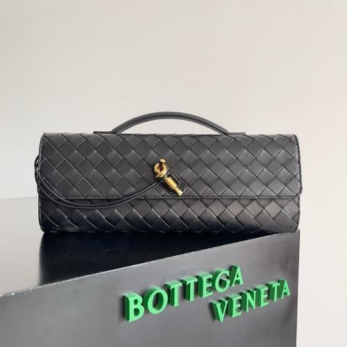 شنطة بوتيغا Andiamo clutch مقاس 31cm