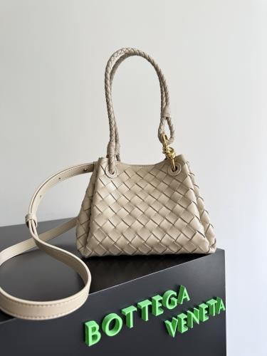 شنطة بوتيغا parachute مقاس 21cm