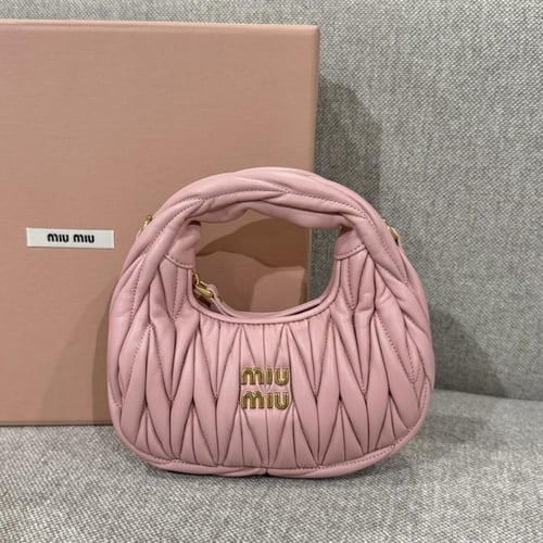 شنطة Miu Miu Wander matelassé leather hobo bagمقاس...