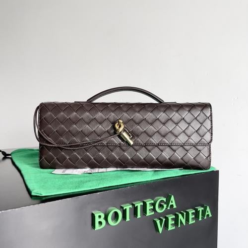 شنطة بوتيغا Andiamo clutch مقاس 31cm