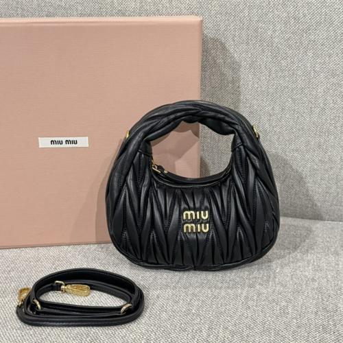 شنطة Miu Miu Wander matelassé leather hobo bagمقاس...